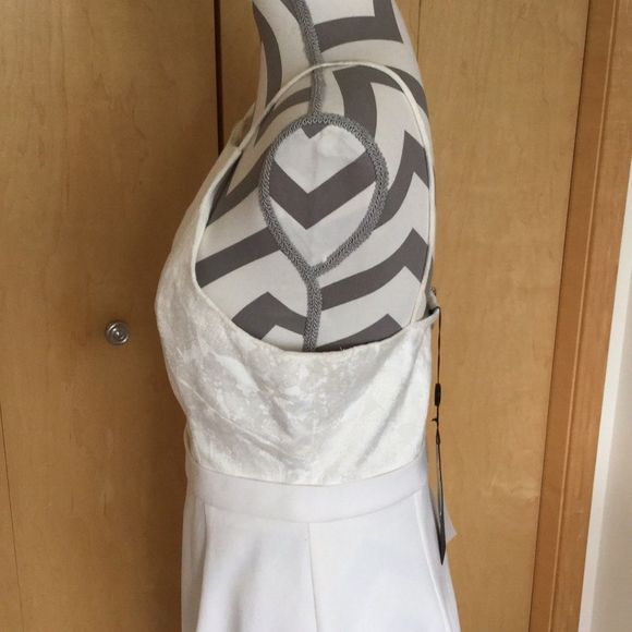 Black Halo Aubrey Embroidered Sheath Dress - Picture 4 of 7